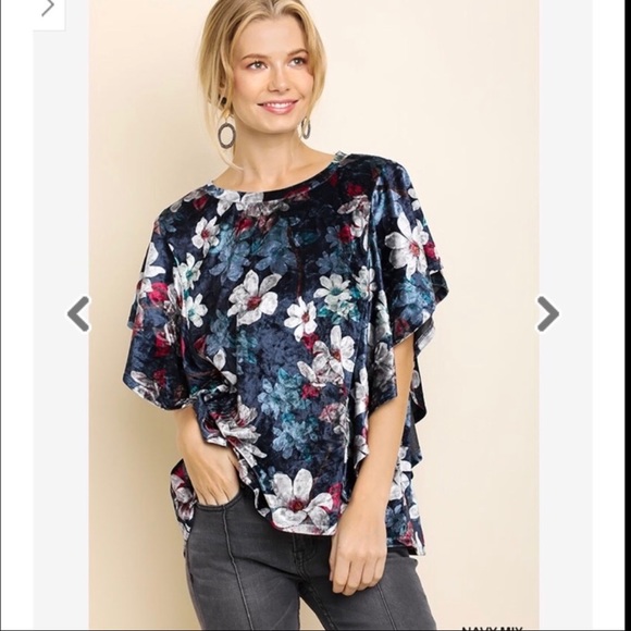 Tops - ‼️Beautiful velvet top  ruffles sleeves